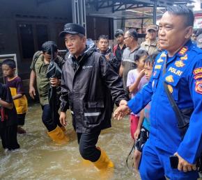 Sigap di Tengah Bencana, Polri Hadir Bantu Warga Terdampak Banjir Akibat Tanggul Longsor di Telukjambe Barat