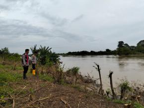 Kapolsek Batujaya Kontrol Debit Air Kali Citarum yang kembali banjir