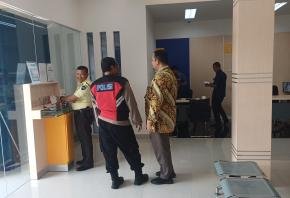 Upaya Anggota Polsek Batujaya Sambangi Scurity Bank BJB Unit Batujaya di siang hari