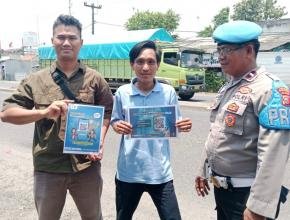 Tak Kenal Lelah Anggota Polsek Banyusari Melaksanakan Sosialisasi QR Barcode ke Masyarakat Pengaduan Divisi Propam Polri Bidpropam Polda Jabar