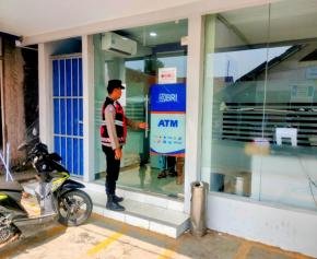Sarana Perbankan di Wilayah Loji Dipastikan Aman oleh Personil Polsek Tegalwaru Pada Patroli Siang