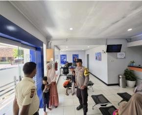 Beri Pesan Waspada Aksi Kejahatan Jadi Pesan Personil Polsek Tegalwaru Sambang Bank BRI Loji