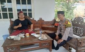 Eratkan Kedekatan, Bhabinkamtibmas Desa Pinayungan Sambangi Warga Dusun Sukajaya dengan Humanis