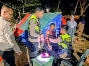 Tim Biddokkes Polda NTB Layani Warga di Posko Kesehatan Maokaro Ende