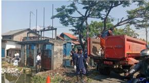UPTD Wilayah 4 Dinas Lingkungan Hidup Kabupaten Bekasi Angkat Sampah di Pintu Air Puri Nirwana Residence Desa Sukaraya Kecamatan Karangbahagia