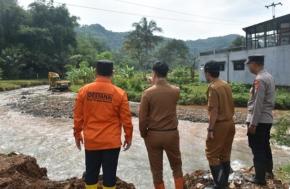 Wabup Sumedang M. Fajar Aldila Bersama Kepala BPBD Bambang Rianto Tinjau Langsung Kondisi Sungai Cileuleuy Diperbatasan Desa Cipameupeuk