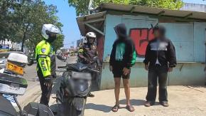 Teguran Humanis Satlantas Polres Karawang Kepada Pengendara Motor