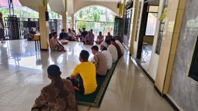 Kapolsek Kotabaru Laksanakan Kegiatan Jumat Curhat Bersama Para Tokoh Désa Pucung