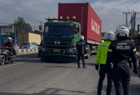 Satlantas Polres Karawang Berlakukan Pembatasan Kendaraan Sumbu 3 Keatas untuk Tidak Masuki Jalur Tol