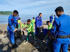DITPOLAIRUD POLDA NTB GELAR GIAT BERSIH PANTAI BERSAMA MASYARAKAT DAN ANAK SEKOLAH