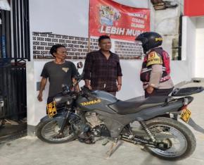 Aipda Abdul Rahman Bhabinkamtibmas Polsek Banyusari Hadir ditengah Masyarakat saat menjalankan Ibadah Puasa