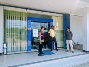 Anggota Polsek Batujaya Sambangi Scurity Bank BRI Unit Batujaya di siang hari