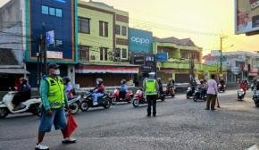 Sapa Pagi, Polsek Klari Berikan Pelayanan Terbaik kepada Warga Lakukan Gatur Lalin
