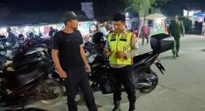 Personel Polsek Lemahabang Sosialisasikan Pelarangan Knalpot Tidak Sesuai Spesifikasi Teknis Di Situs Budaya Makam Syekh Quro