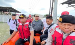 Desa Srimukti Bak Lautan, Plt Bupati Bekasi Turun Langsung Evakuasi Warga 