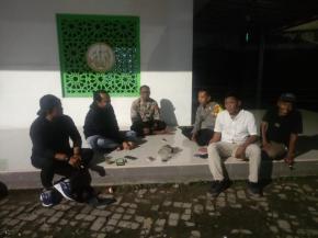 Anggota Polsek Batujaya melaksanakan Kegiatan Ngawangkong bersama Masyarakat guna menyampaikan Arahan dan Himbauan