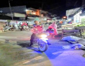 Pastikan di Pasar Tumpah Loji dalam Keadaan Aman, Personil Polsek Tegalwaru Patroli Malam