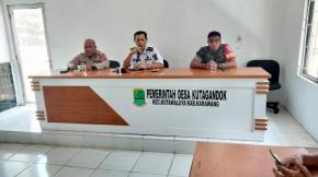 Sinergitas TNI, Polri Babinsa dan Bhabinkamtibmas Hadiri Rapat Minggon Desa Kutagandok Kec.Kutawaluya