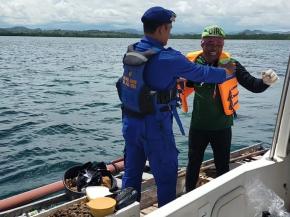 Antisipasi Cuaca Buruk Saat Melaut, Polair Polda NTB Bagikan Pelampung ke Nelayan