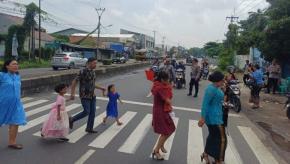Polsek Klari Laksanakan Pengamanan dan Pengaturan Arus Lalu Lintas Kegiatan Perayaan Natal di Gereja