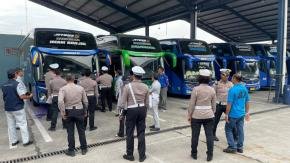 Pastikan Keselamatan Buruh, Polres Karawang Lakukan Ramp Check Armada Bus