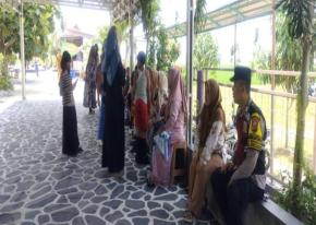 Gelar Jumat Curhat, Anggota Polisi Banyusari Dengarkan Keluhan Warga