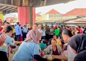 Di Bawah Fly Over Pamanukan, Kepedulian Datang Menghangatkan Pengungsi Banjir 