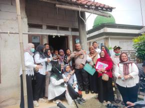 Bhabinkantibmas Polsek Rengasdengklok Berikan Pendampingan Kepada petugas Survey SSGI di Desa Karyasari
