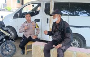 Bhabinkamtibmas Polsek Klari Mensosialisasikan Nomor Layanan Lapor Pak Kapolres Baru Kepada Warga Desa Kiarapayung