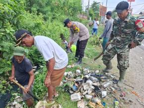 Sinergitas Bhabinkamtibmas Bersama Babinsa Melaksanakan Kerja Bakti Dengan Warga