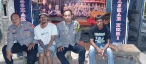 Upaya Anggota Polsek Rengasdengklok Lakukan Giat Patroli Malam Sekaligus Ngawangkong Bersama Petugas Ronda