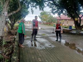 Bripka Ahmad Anggota Polsek Batujaya Antisipasi GU Kamtibmas di Tempat Wisata Museum Candi Jiwa Batujaya melalui kegiatan Patroli Prekatnya