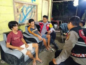 Anggota Polsek Batujaya Sambangi Masyarakat Desa Batujaya yang melaksanakan Giat Siskamling untuk di ajak Ngawangkong