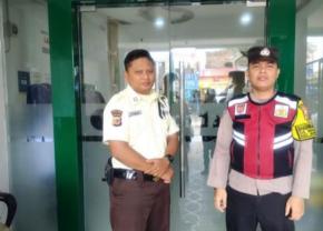 Brigadir Alpian Getol Kunjungi Kantor Pegadaian Gempol Patroli Prekat Polsek Banyusari di Siang Hari