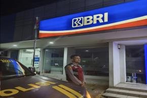 Pastikan Perbankan Loji Aman dan Kondusif, Personil Polsek Tegalwaru Giat Patroli Malam