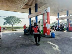 Anggota Polsek Batujaya melaksanakan Patroli Prekat di SPBU Batujaya di siang hari