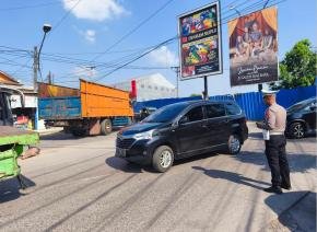 Polsek Telukjambe Timur Laksanakan Gatur Pagi Guna Cegah Kemacetan di Pertigaan Cidomba
