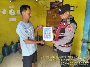 Kanit Binmas Polsek Batujaya mensosialisasikan QR Code Div Propam Polri kepada Masyarakat Batujaya