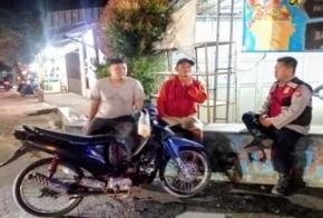 Anggota Polsek Telagasari Laksanakan Siskamling Antisipasi Gukamtibmas Bersama Warga