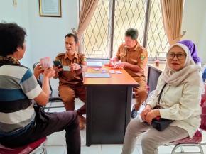 297 KPM di Cikampek Barat Terima BLTS Kesra, Warga Sambut Antusias