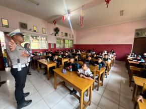 Sapa Murid Sekolah Dasar, Satlantas Polres Karawang Laksanakan Police Goes to SDN Nagasari 6