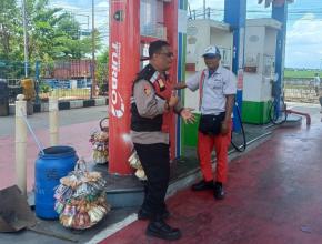 Anggota Polsek Batujaya melaksanakan Patroli Prekat di SPBU Batujaya pada siang hari