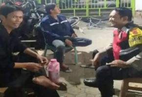 Aipda Abdul Rahman Bhabinkamtibmas Polsek Banyusari Ikut Serta Dalam Giat Ronda Bersama Warga