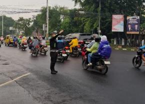 Polantas di Karawang Atur Lalu Lintas Jalan Raya Guna Mengurai Kepadatan Kendaraan