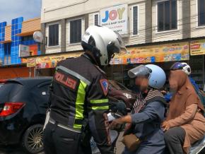 Imbauan Keselamatan Berkendara, Polantas di Karawang Tegur Humanis Pelanggar yang Tertangkap Tangan