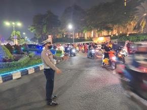 Unit Lantas Polsek Telukjambe Timur Atur Arus Lalu Lintas Malam di Bundaran Mercure