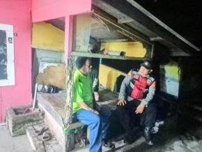 Bhabinkamtibmas Desa Cintaasih Pantau Keamanan Ronda Malam di Lingkungan Kampung Tegalloa