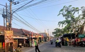 Anggota Polsek Tirtajaya melaksanakan Giat Sapa Pagi dan Pengaturan Arus Lalin di Jalan Raya Tambaksumur