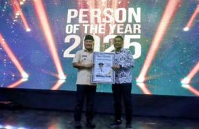 Bupati Kuningan H. Dian Rachmat Yaniar Terima Penghargaan Person of The Year Kategori Top Government Public Relations dari Radar Cirebon Grup