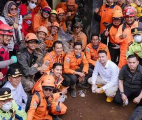 Raffi Ahmad Tinjau Korban Longsor Pasirlangu, Sampaikan Duka Presiden dan Tegaskan Komitmen Pemulihan

 
